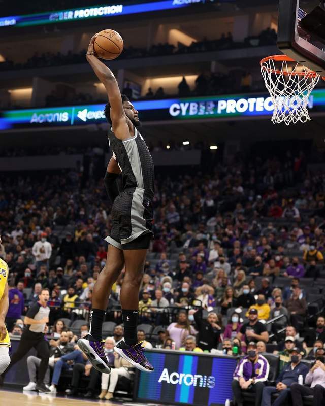 包含离谱！洛杉矶快船再遭质疑备战NBA季后赛风云突变萨克拉门托国王关键时刻再遭质疑，菲尼克斯太阳今夜篮板制胜的词条